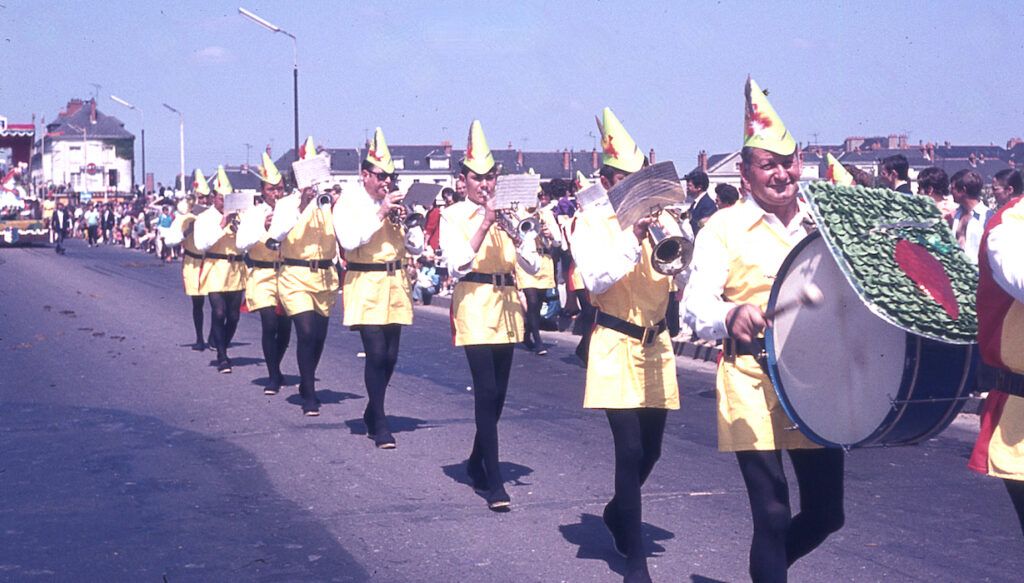 SAUMUR. 25 Juin 1972 Défilé fleuri sur le thème Le Cheval.