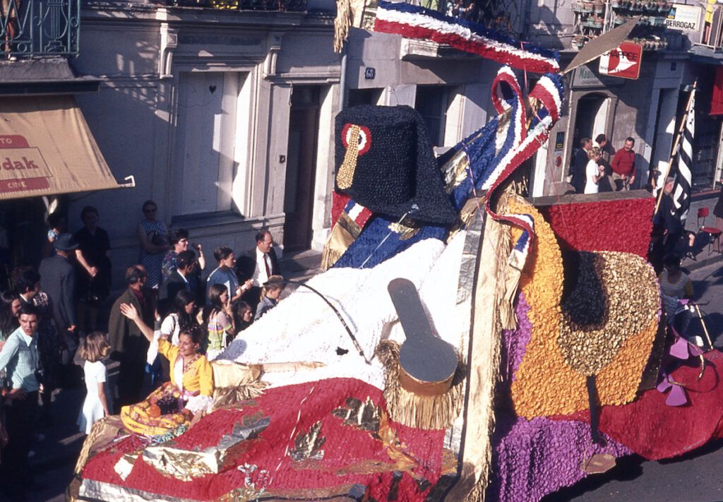 SAUMUR. 25 Juin 1972 Défilé fleuri sur le thème Le Cheval.