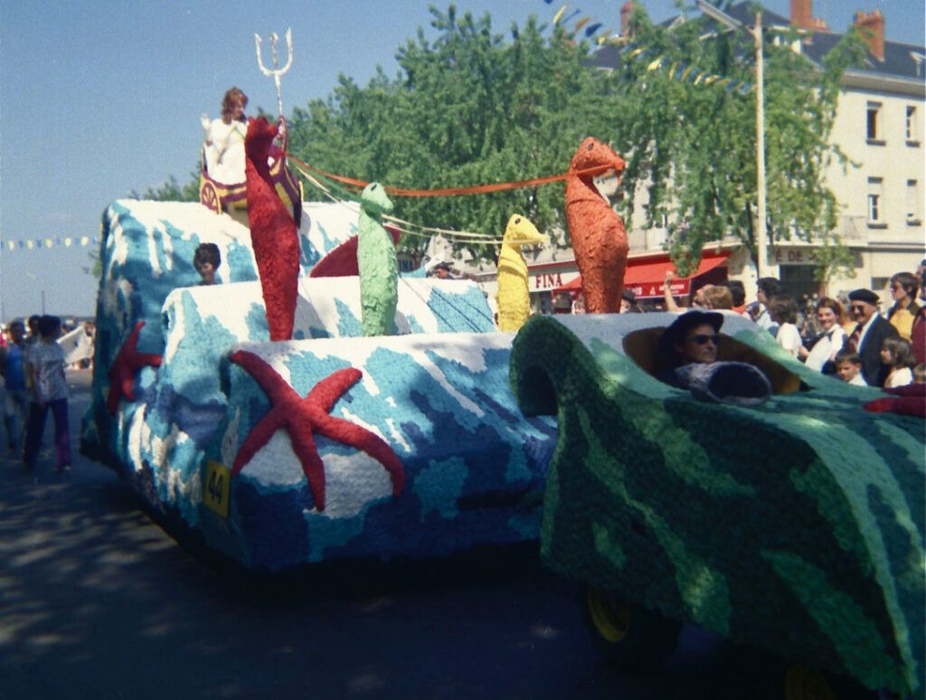 SAUMUR. 25 Juin 1972 Défilé fleuri sur le thème Le Cheval.