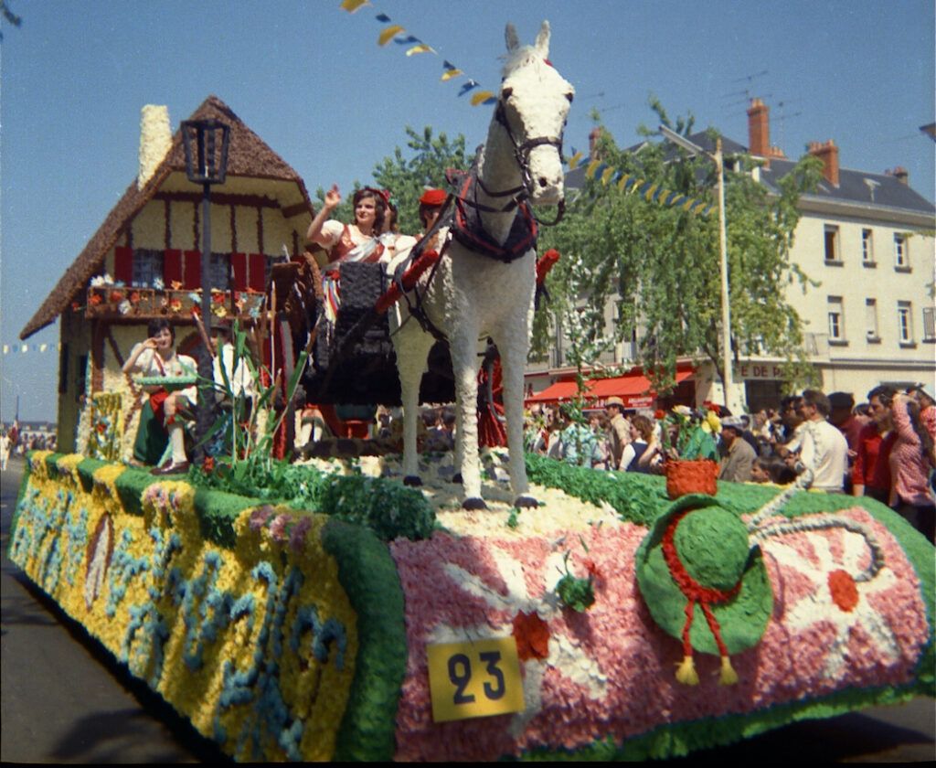 SAUMUR. 25 Juin 1972 Défilé fleuri sur le thème Le Cheval.