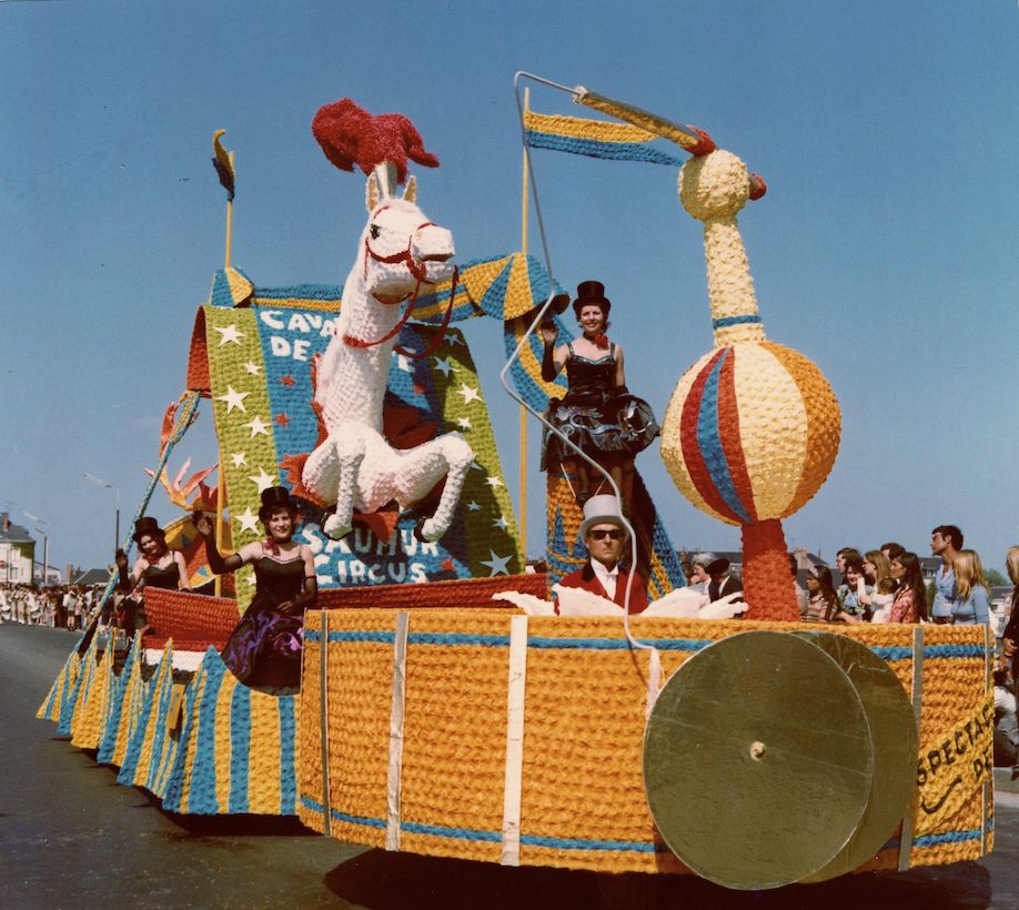 SAUMUR. 25 Juin 1972 Défilé fleuri sur le thème Le Cheval.