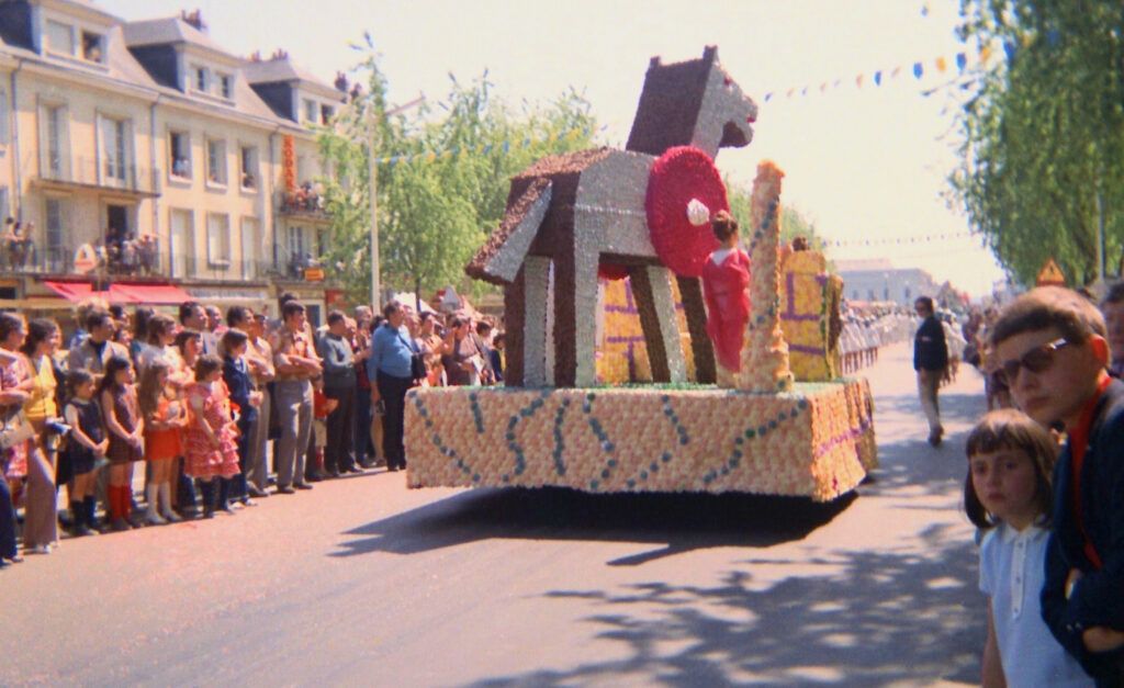 SAUMUR. 25 Juin 1972 Défilé fleuri sur le thème Le Cheval.