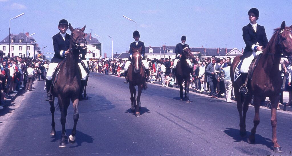 SAUMUR. 25 Juin 1972 Défilé fleuri sur le thème Le Cheval.