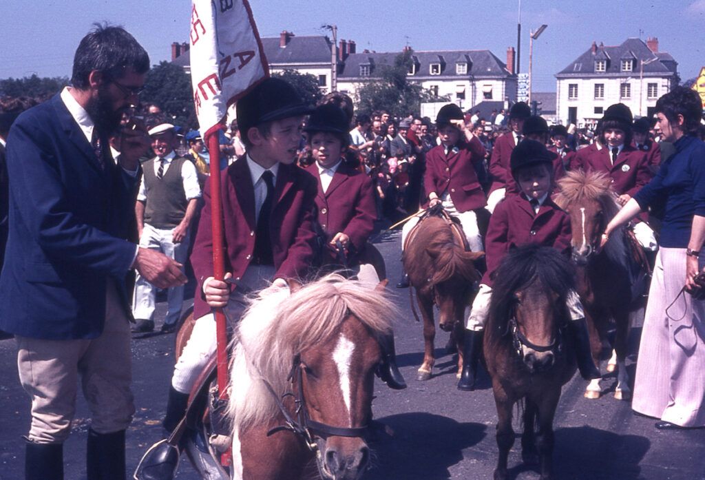 SAUMUR. 25 Juin 1972 Défilé fleuri sur le thème Le Cheval.