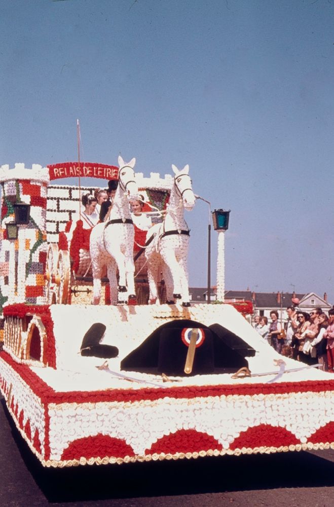 SAUMUR. 25 Juin 1972 Défilé fleuri sur le thème Le Cheval.
