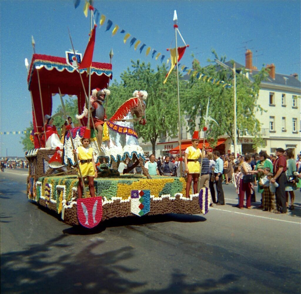 SAUMUR. 25 Juin 1972 Défilé fleuri sur le thème Le Cheval.
