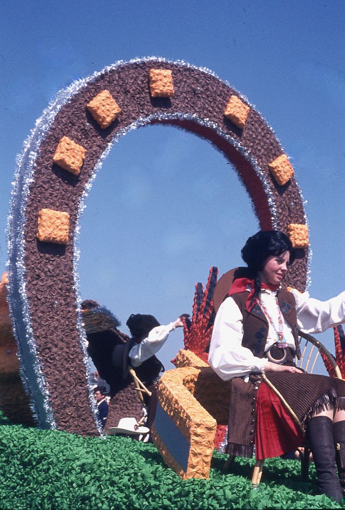 SAUMUR. 25 Juin 1972 Défilé fleuri sur le thème Le Cheval.