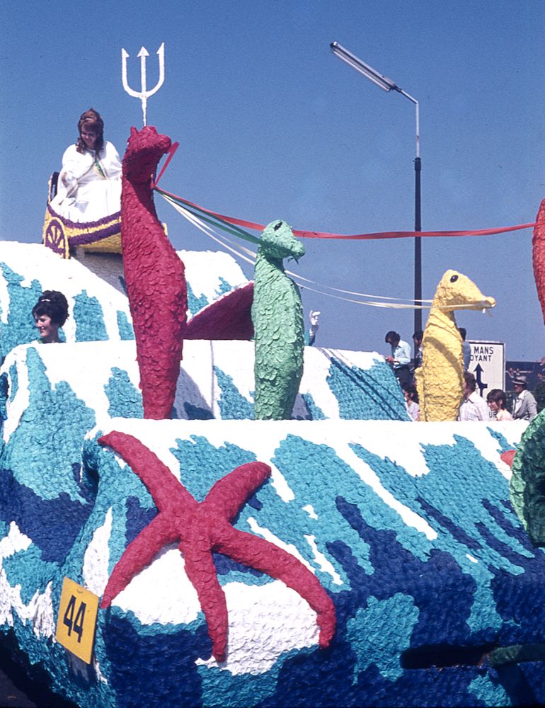SAUMUR. 25 Juin 1972 Défilé fleuri sur le thème Le Cheval.