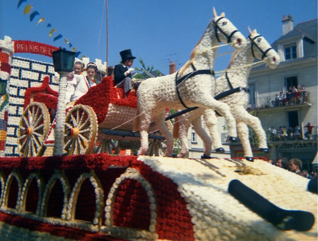 SAUMUR. 25 Juin 1972 Défilé fleuri sur le thème Le Cheval.