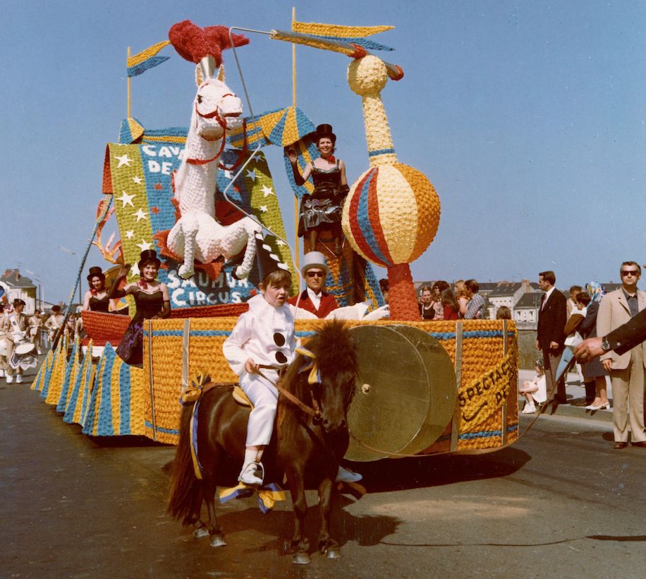 SAUMUR. 25 Juin 1972 Défilé fleuri sur le thème Le Cheval.