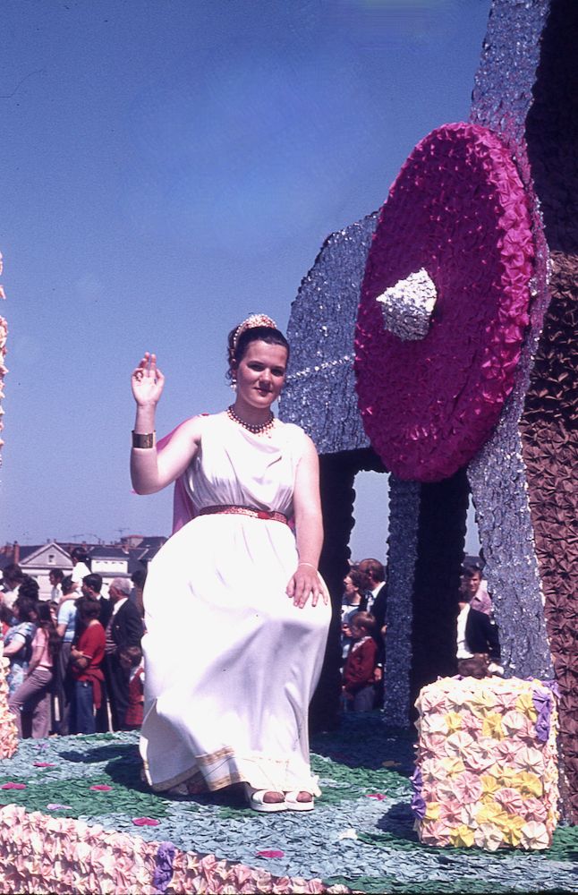 SAUMUR. 25 Juin 1972 Défilé fleuri sur le thème Le Cheval.