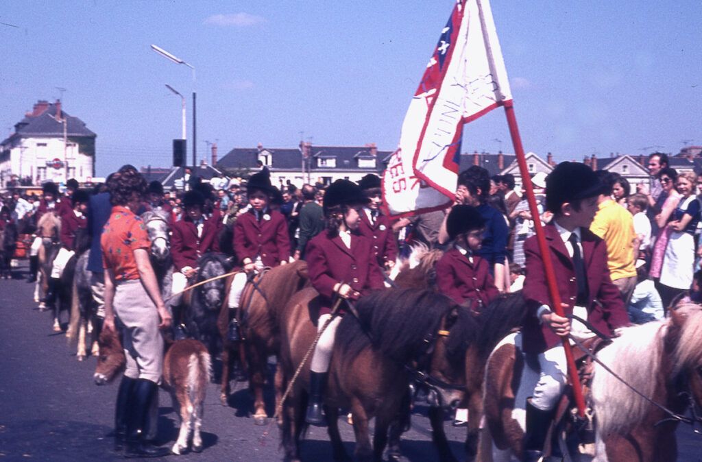 SAUMUR. 25 Juin 1972 Défilé fleuri sur le thème Le Cheval.