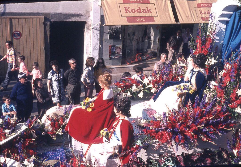 SAUMUR. 25 Juin 1972 Défilé fleuri sur le thème Le Cheval.