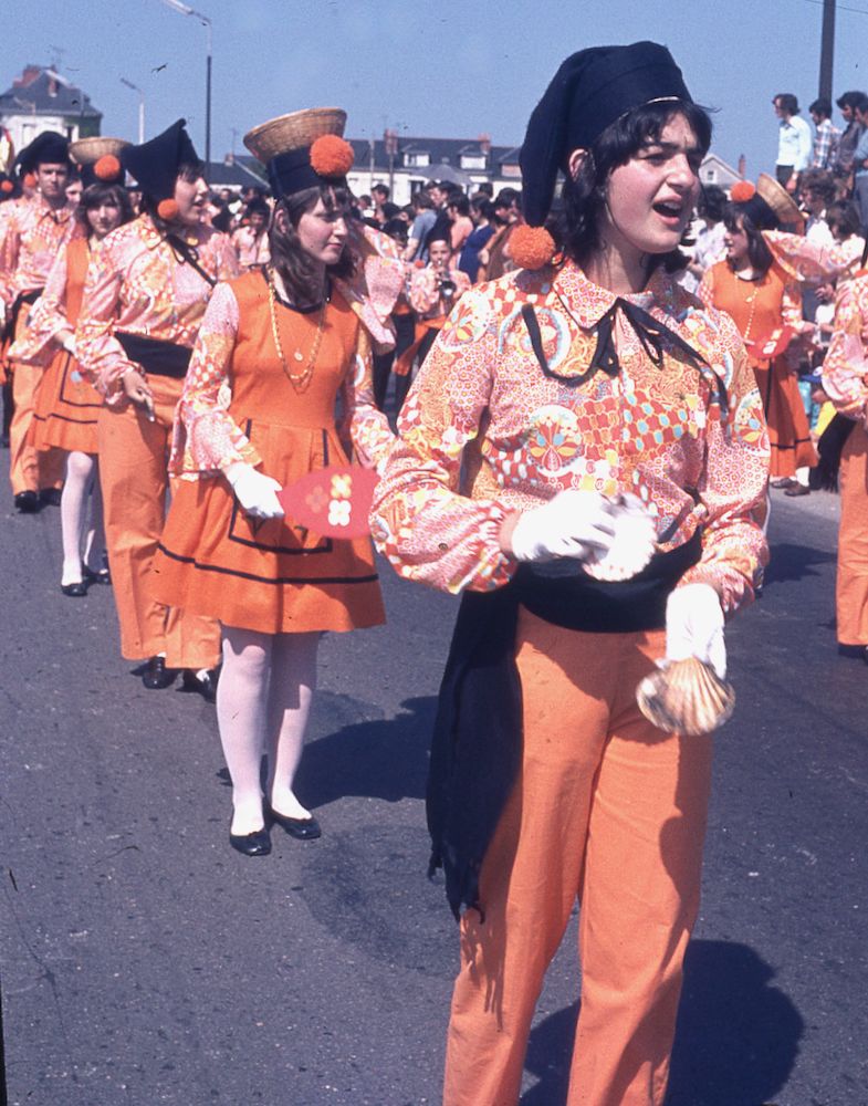 SAUMUR. 25 Juin 1972 Défilé fleuri sur le thème Le Cheval.