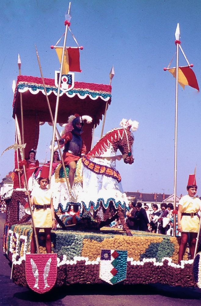 SAUMUR. 25 Juin 1972 Défilé fleuri sur le thème Le Cheval.
