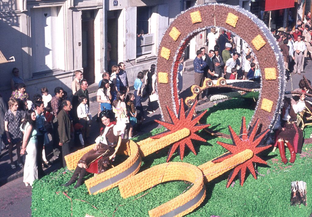 SAUMUR. 25 Juin 1972 Défilé fleuri sur le thème Le Cheval.
