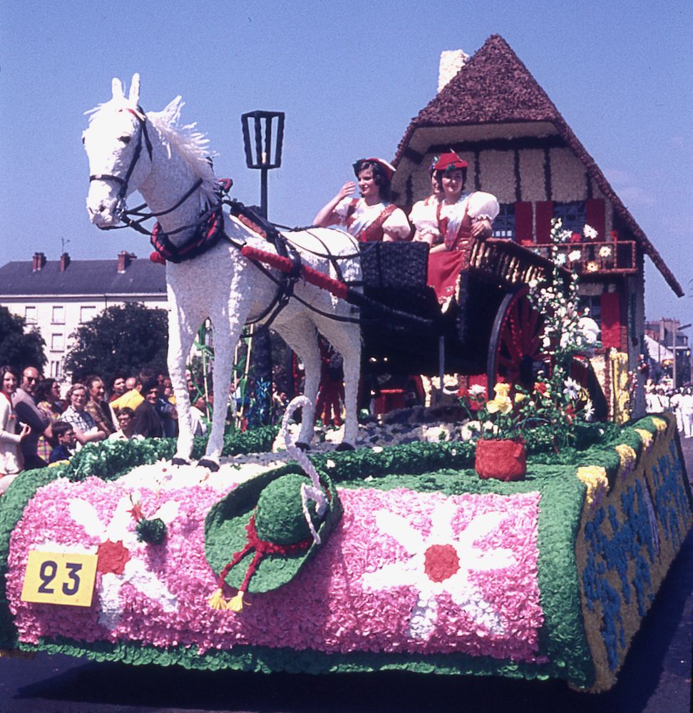SAUMUR. 25 Juin 1972 Défilé fleuri sur le thème Le Cheval.