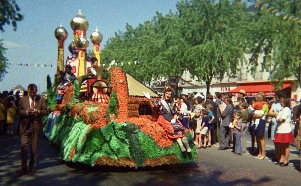 SAUMUR. 25 Juin 1972 Défilé fleuri sur le thème Le Cheval.