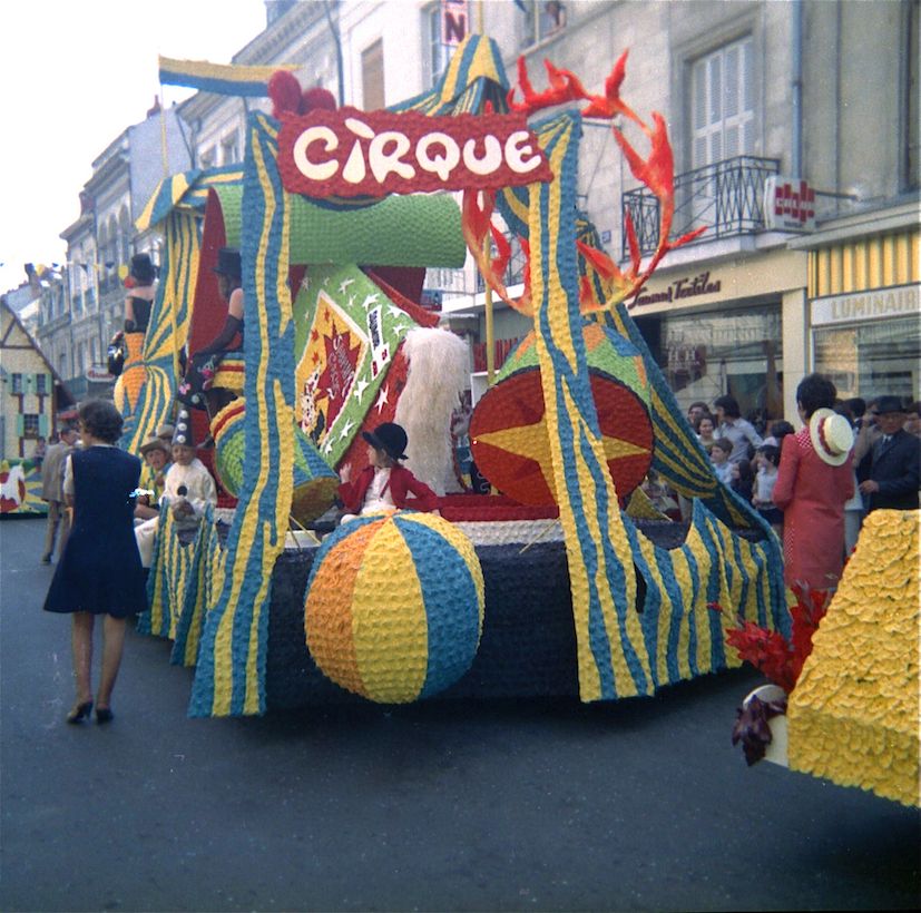 SAUMUR. 25 Juin 1972 Défilé fleuri sur le thème Le Cheval.