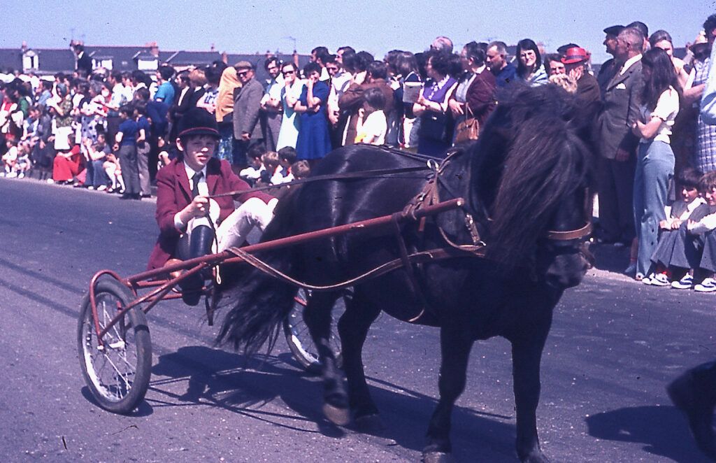 SAUMUR. 25 Juin 1972 Défilé fleuri sur le thème Le Cheval.
