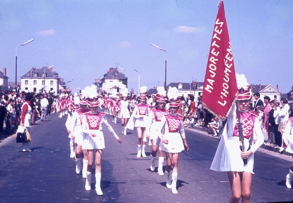 SAUMUR. 25 Juin 1972 Défilé fleuri sur le thème Le Cheval.