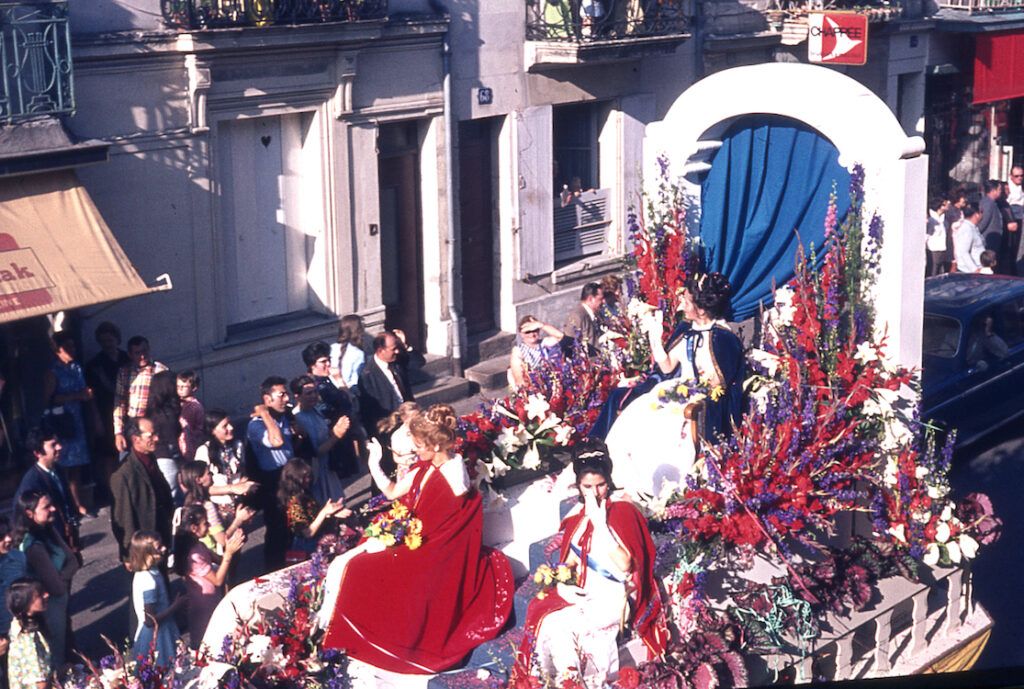 SAUMUR. 25 Juin 1972 Défilé fleuri sur le thème Le Cheval.