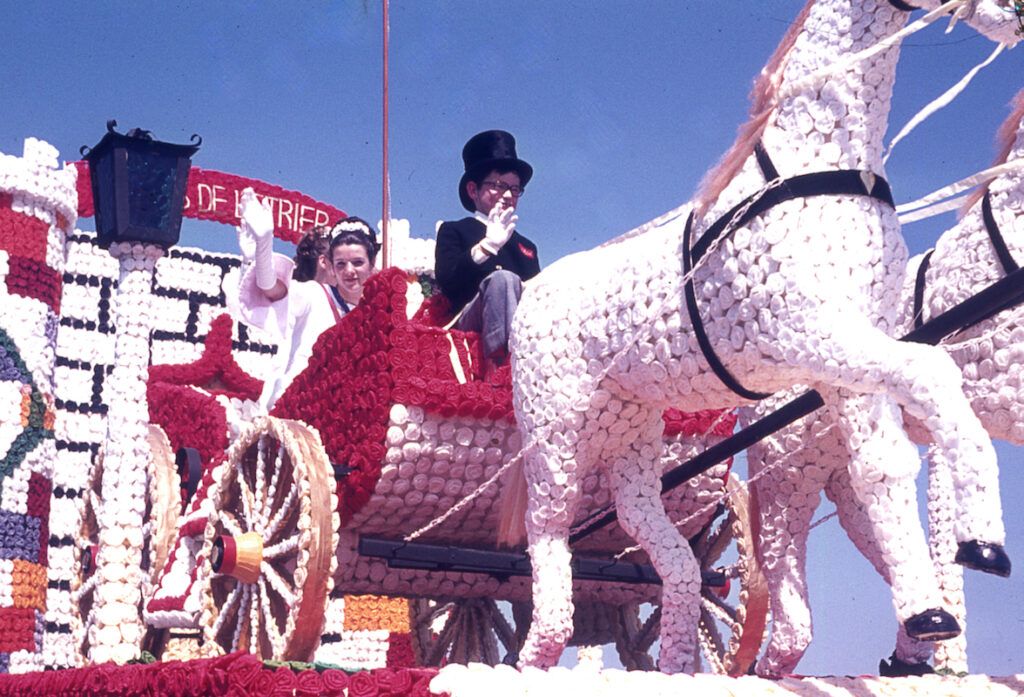 SAUMUR. 25 Juin 1972 Défilé fleuri sur le thème Le Cheval.