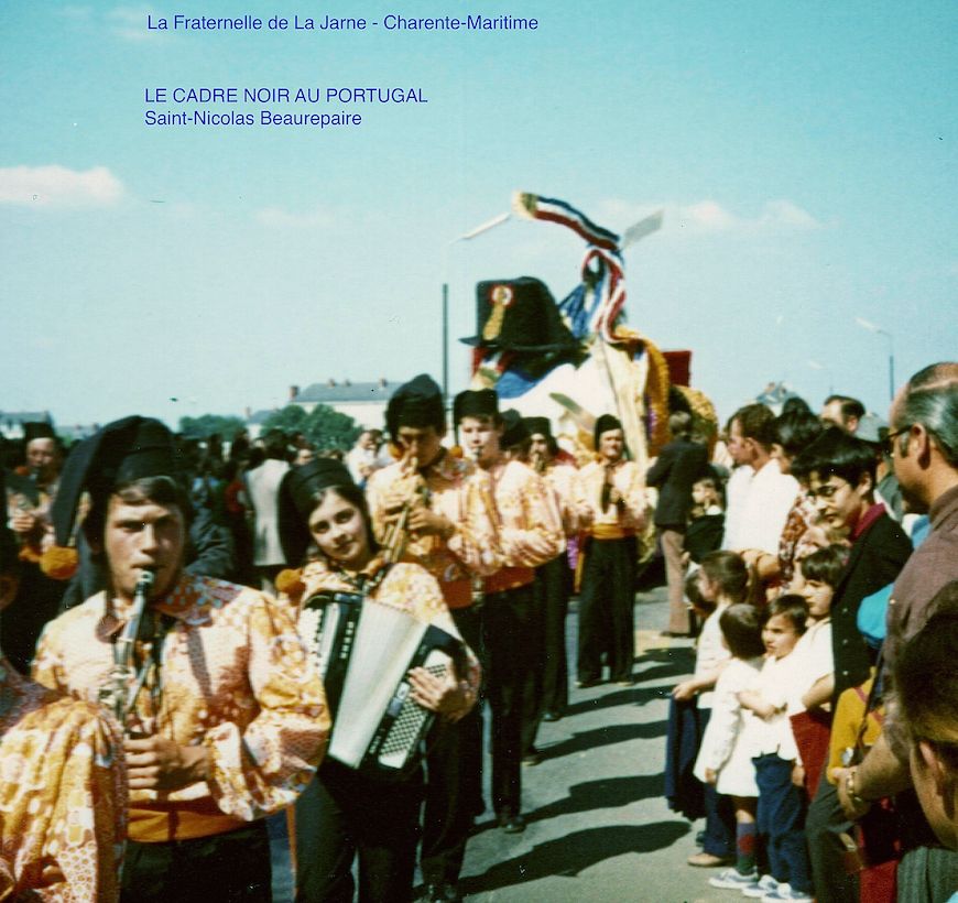 SAUMUR. 25 Juin 1972 Défilé fleuri sur le thème Le Cheval.