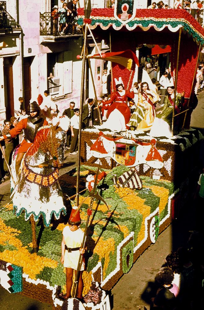 SAUMUR. 25 Juin 1972 Défilé fleuri sur le thème Le Cheval.