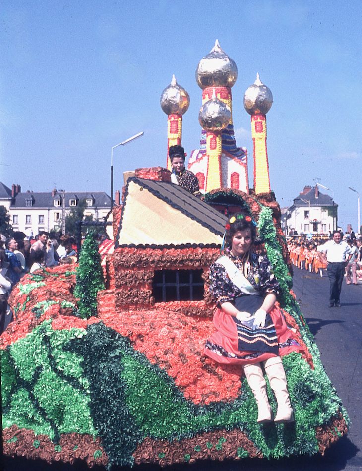 SAUMUR. 25 Juin 1972 Défilé fleuri sur le thème Le Cheval.