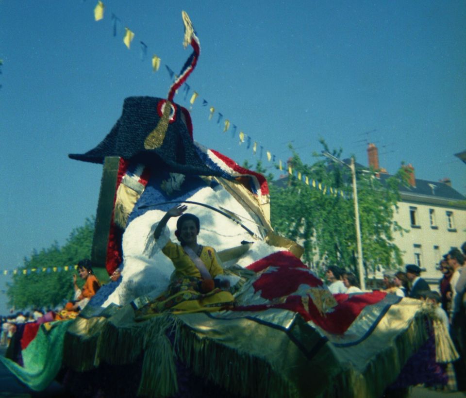 SAUMUR. 25 Juin 1972 Défilé fleuri sur le thème Le Cheval.