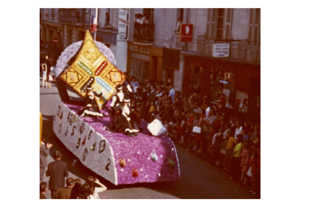 SAUMUR. 25 Juin 1972 Défilé fleuri sur le thème Le Cheval.