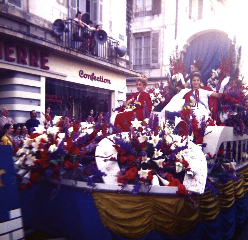 SAUMUR. 25 Juin 1972 Défilé fleuri sur le thème Le Cheval.