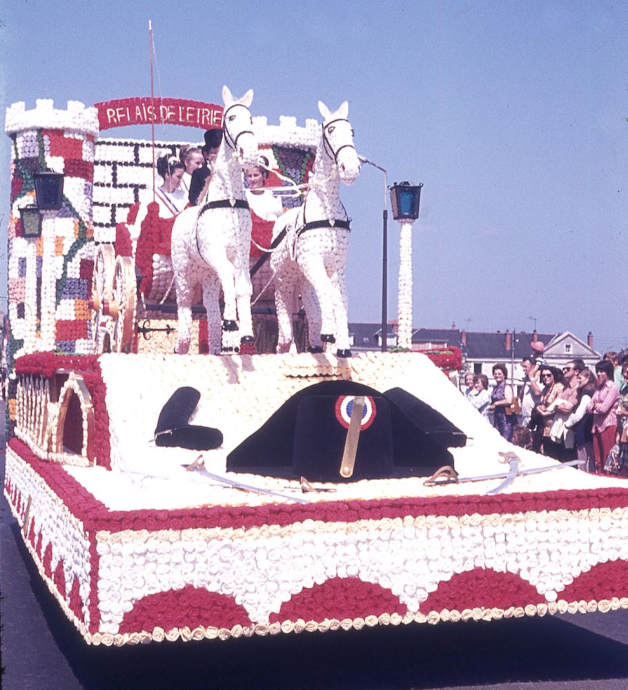 SAUMUR. 25 Juin 1972 Défilé fleuri sur le thème Le Cheval.