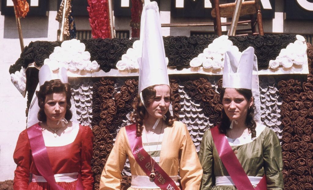 SAUMUR. 25 Juin 1972 Défilé fleuri sur le thème Le Cheval.