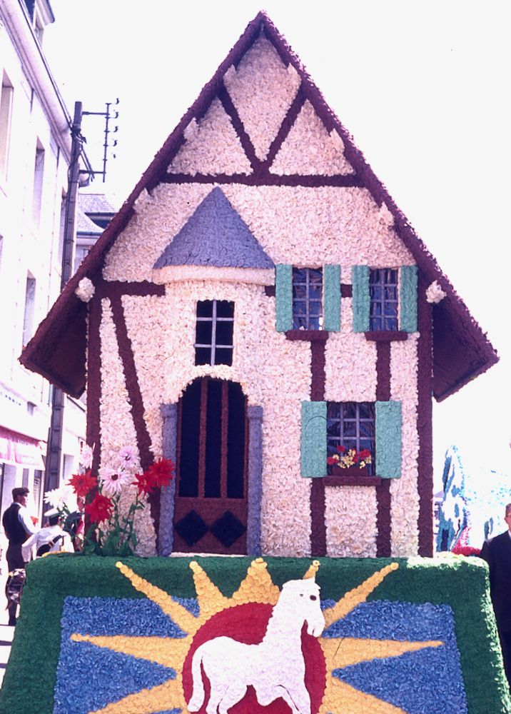 SAUMUR. 25 Juin 1972 Défilé fleuri sur le thème Le Cheval.