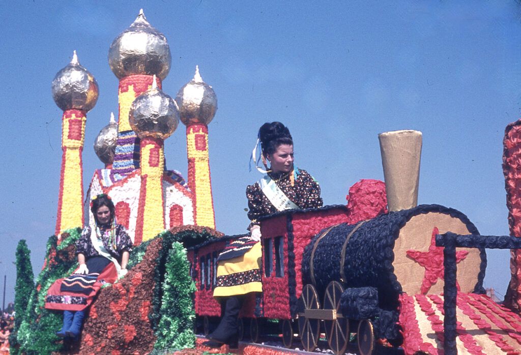 SAUMUR. 25 Juin 1972 Défilé fleuri sur le thème Le Cheval.