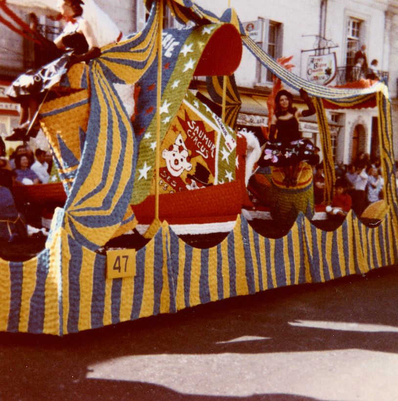 SAUMUR. 25 Juin 1972 Défilé fleuri sur le thème Le Cheval.