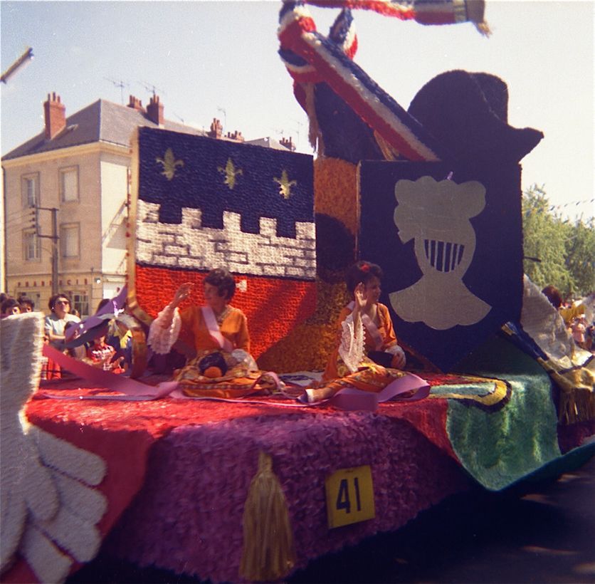 SAUMUR. 25 Juin 1972 Défilé fleuri sur le thème Le Cheval.