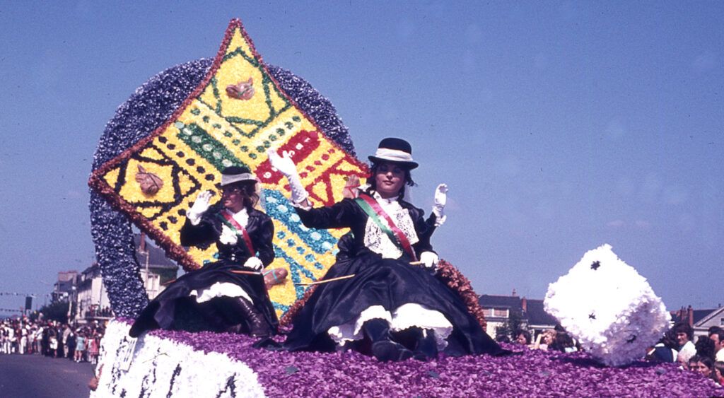 SAUMUR. 25 Juin 1972 Défilé fleuri sur le thème Le Cheval.