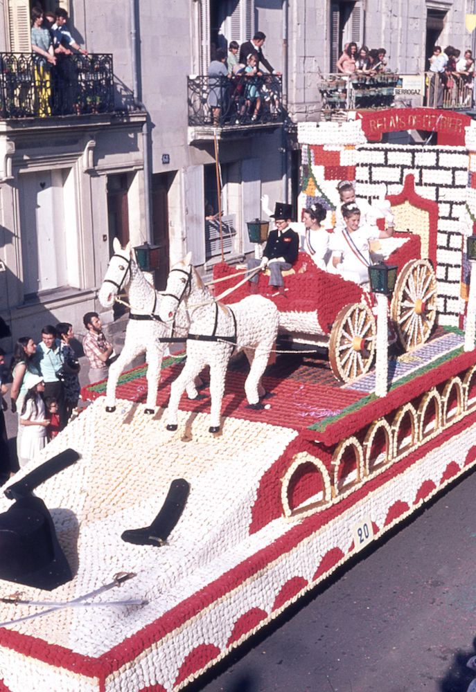 SAUMUR. 25 Juin 1972 Défilé fleuri sur le thème Le Cheval.