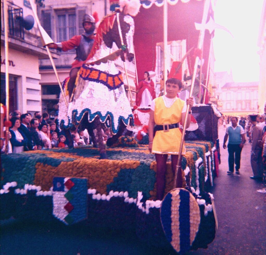 SAUMUR. 25 Juin 1972 Défilé fleuri sur le thème Le Cheval.