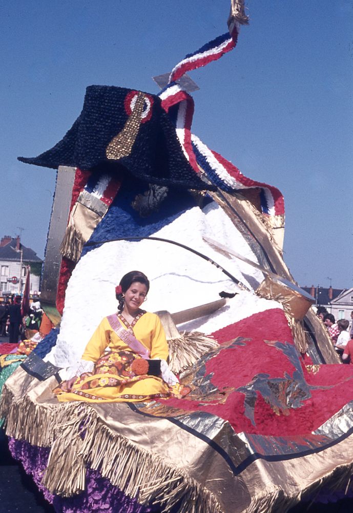 SAUMUR. 25 Juin 1972 Défilé fleuri sur le thème Le Cheval.