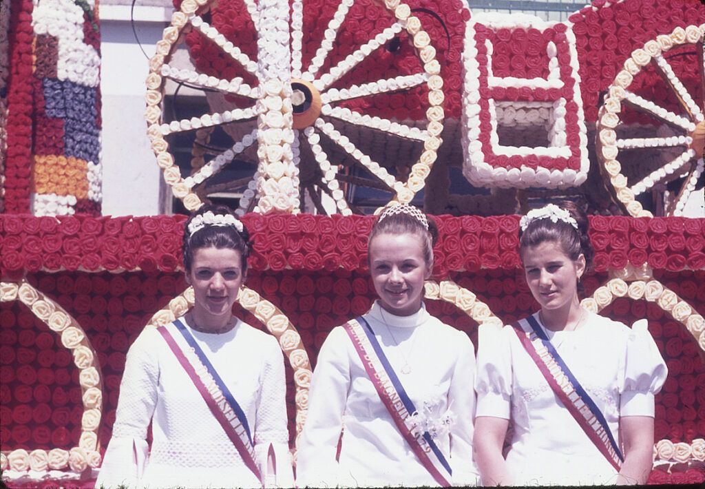 SAUMUR. 25 Juin 1972 Défilé fleuri sur le thème Le Cheval.