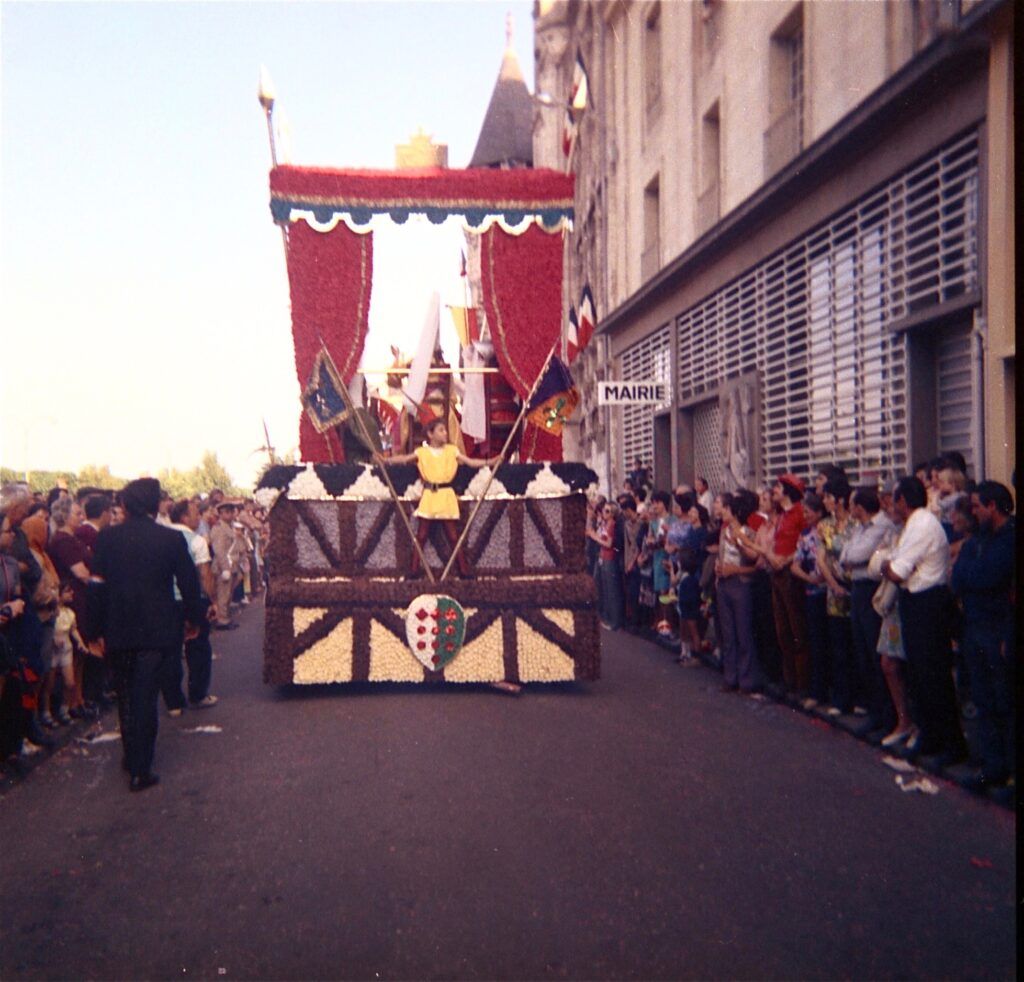 SAUMUR. 25 Juin 1972 Défilé fleuri sur le thème Le Cheval.