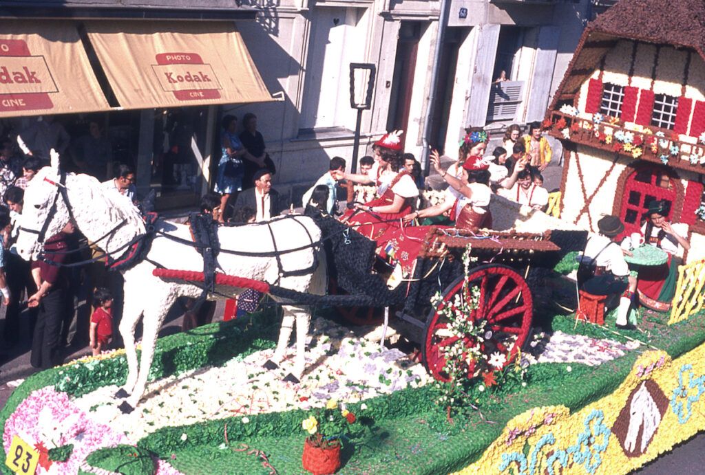 SAUMUR. 25 Juin 1972 Défilé fleuri sur le thème Le Cheval.
