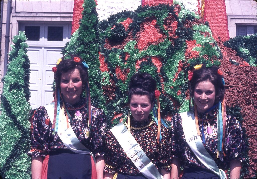 SAUMUR. 25 Juin 1972 Défilé fleuri sur le thème Le Cheval.