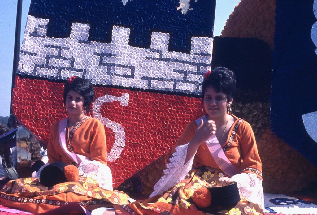 SAUMUR. 25 Juin 1972 Défilé fleuri sur le thème Le Cheval.
