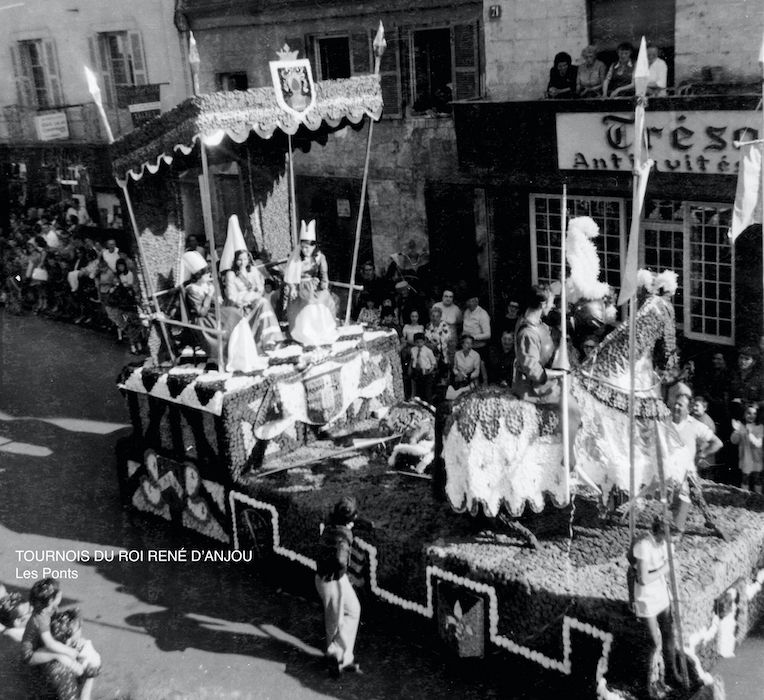 SAUMUR. 25 Juin 1972 Défilé fleuri sur le thème Le Cheval.