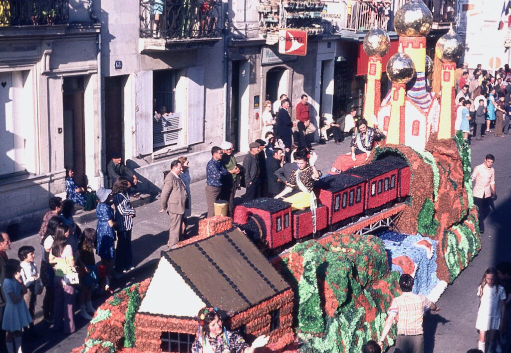 SAUMUR. 25 Juin 1972 Défilé fleuri sur le thème Le Cheval.
